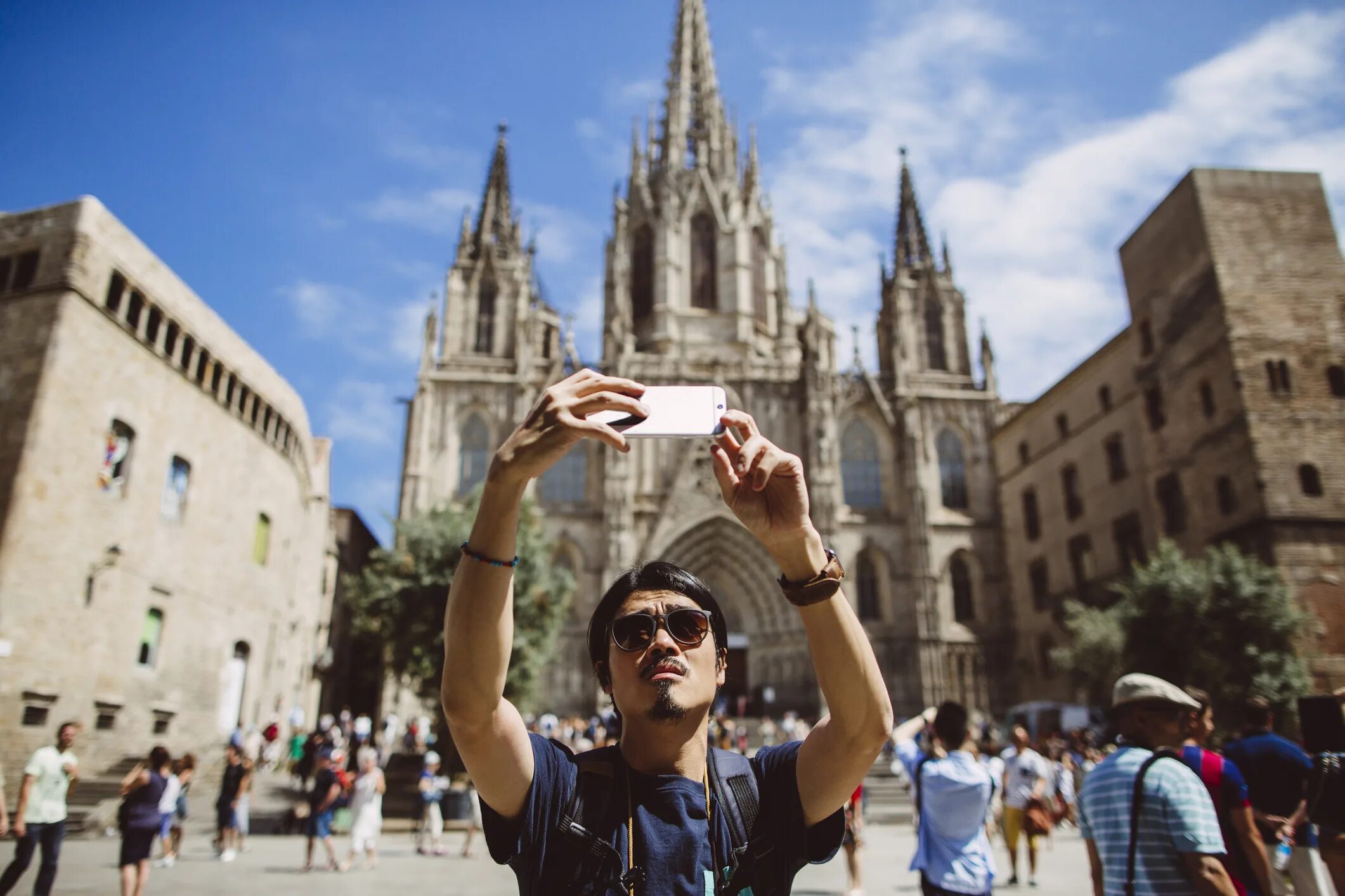 Туристы в Испании. Испания туризм. Барселона туристы. Барселона люди. Spain travel