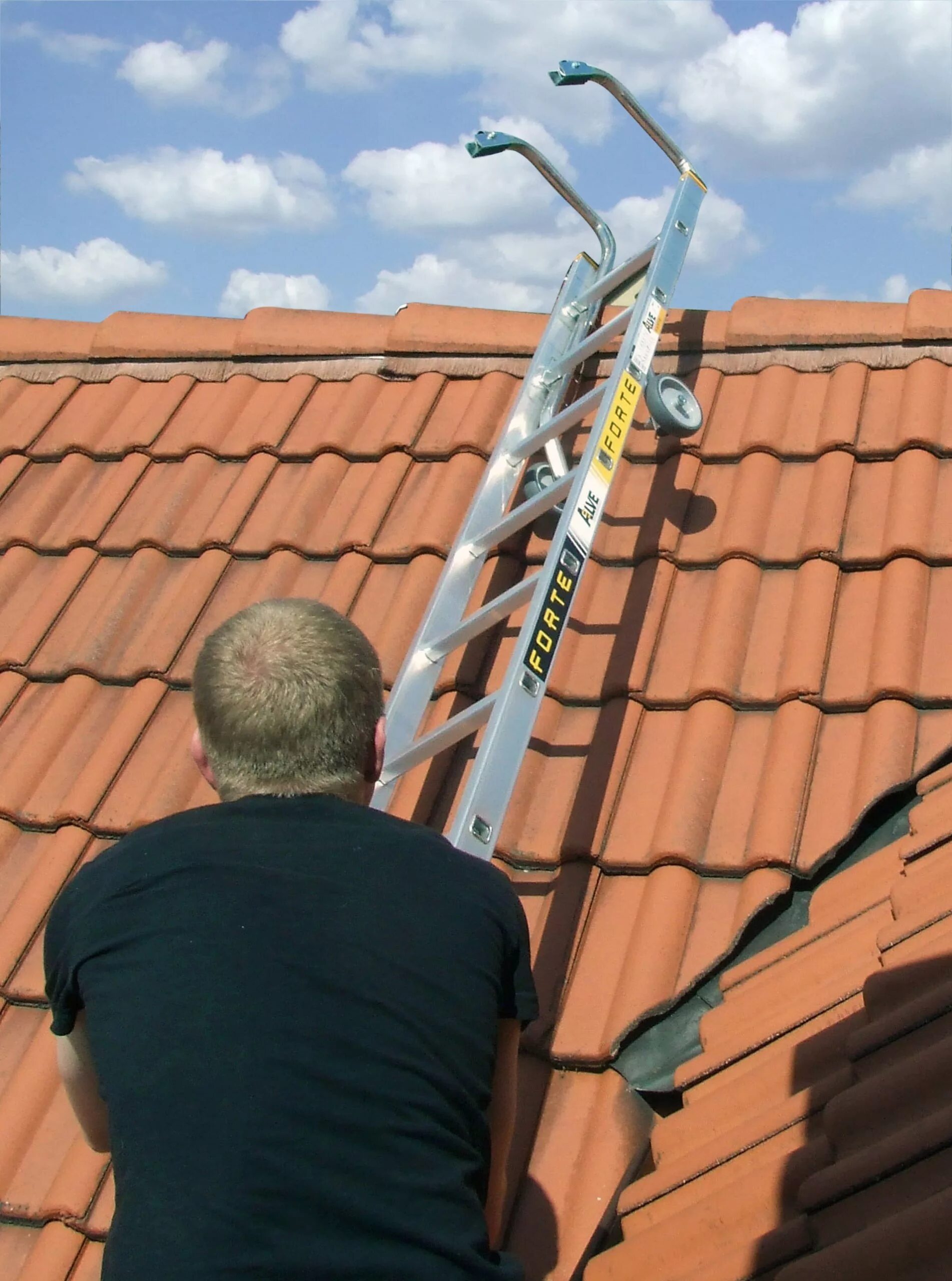 Зацеп за конек крыши. Roofy держатель на крышу. Лестница на крышу. Лестница для кровли крыши. Лестница для покраски крыши.