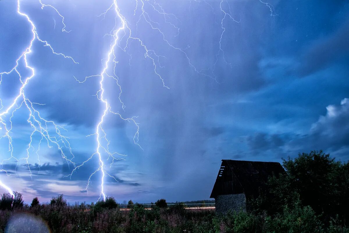 гроза в городе. мощная гроза. гроза, дождь, горно-алтайск. молния сейчас спб. молния гроза ночь челябинск.