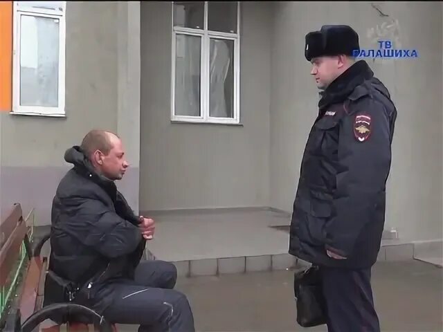 Полиция проверяет поднадзорников. Пришел участковый домой