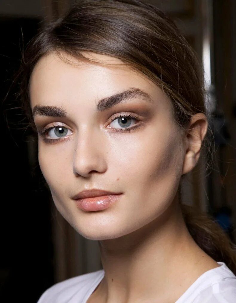 Выразительные глаза. Глаза с разными эмоциями. Естественный макияж. Нюдовый макияж меган фокс. Нюдовый смоки айс.