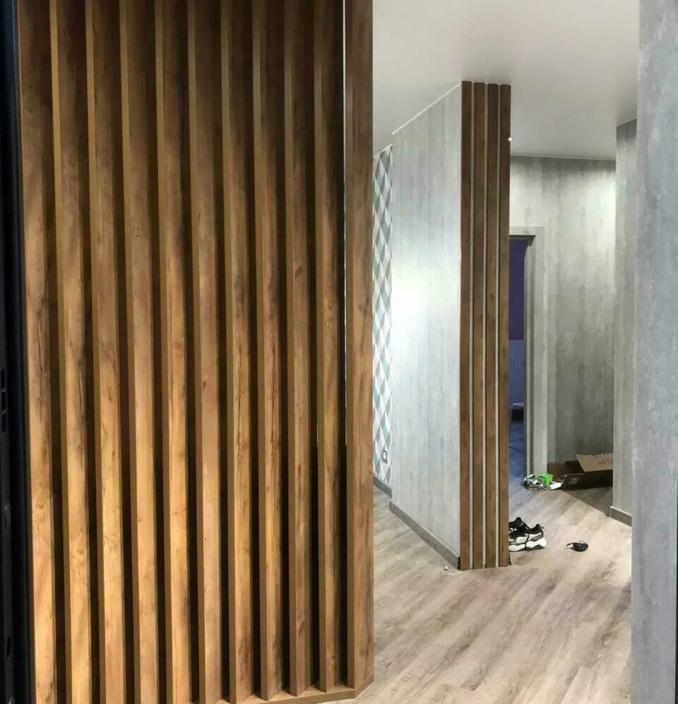 Полка перегородка. Перегородка под углом. Перегородки леруа мерлен. Стеллаж двухсторонний для зонирования. Стеклянные перегородки в частном доме.