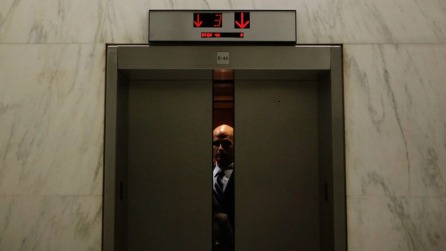 Лифт без света. Лифт 1997. Двери лифта. Двери лифта закрываются. Дверцы лифта.