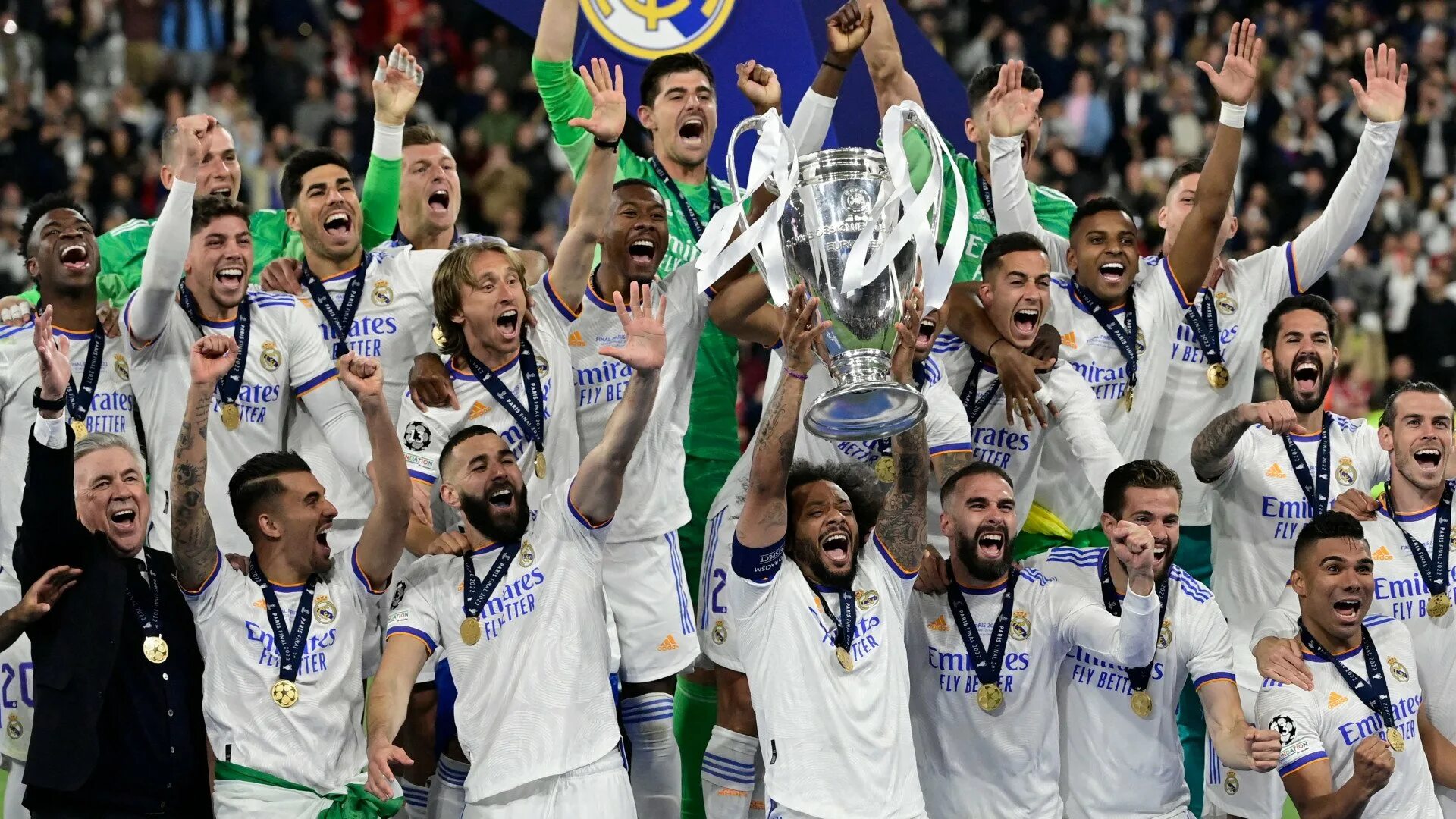 Real madrid champions. Реал Мадрид лига чемпионов 2022. Реал Мадрид чемпион 2022. Реал Мадрид с Кубком Лиги чемпионов 2022. Лига чемпионов 2021 22 Реал Мадрид.