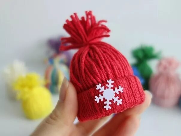 Шапочка из пряжи. Новогодняя игрушка шапочка. елочные игрушки из пряжи. шапочки для елочных игрушек.