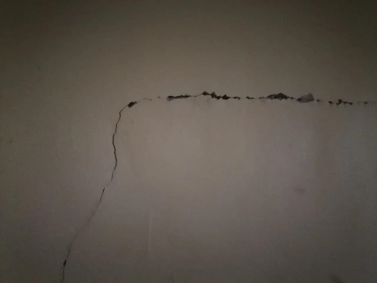 Трещины на потолке. Трещины на потолке в сталинке. Землетрясение в Иркутске. Трещины землетрясение трещины. Все через трещину