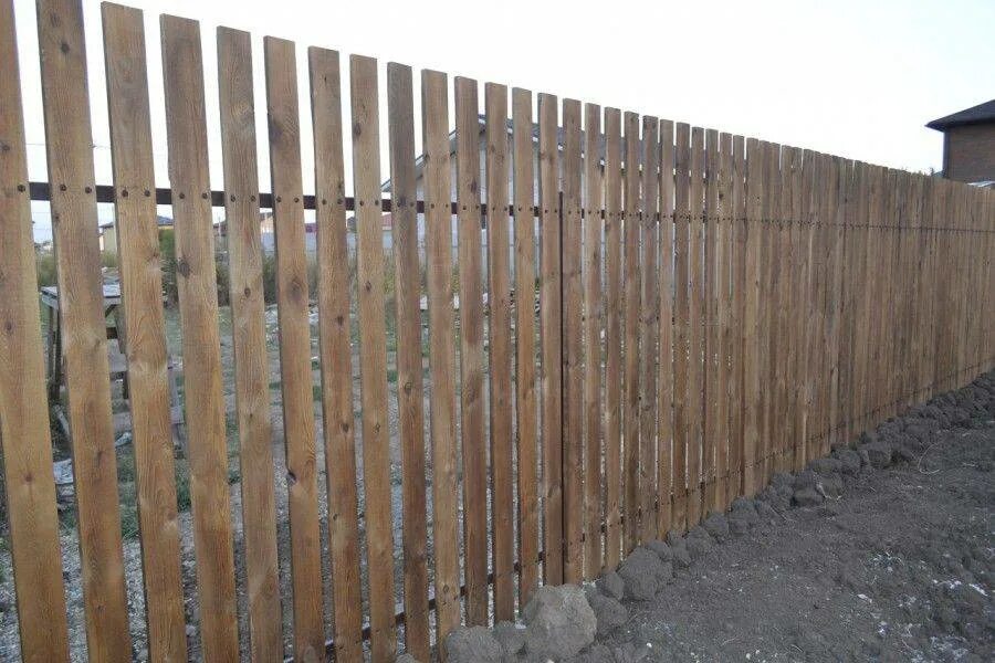 Забор из штакетника деревянного. Заборный штакетник деревянный. Деревянный штакетник на металлическом каркасе. Деревянный забор на металлическом каркасе.