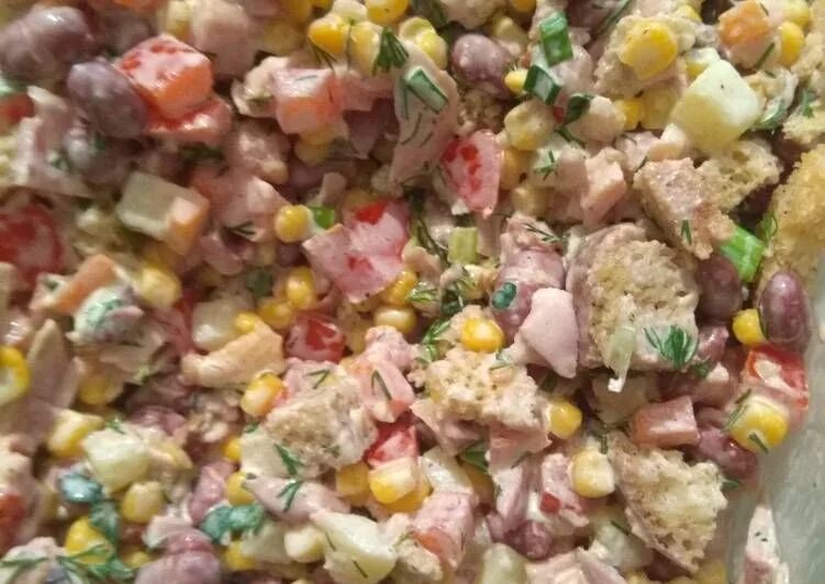 Салат кириешки кукуруза колбаса. Салат с копченой курицей сухариками и кукурузой. Салат с сухариками и кукурузой и курицей. Салат с копчёной курицей и кукурузой. Салат с сухариками королевский.
