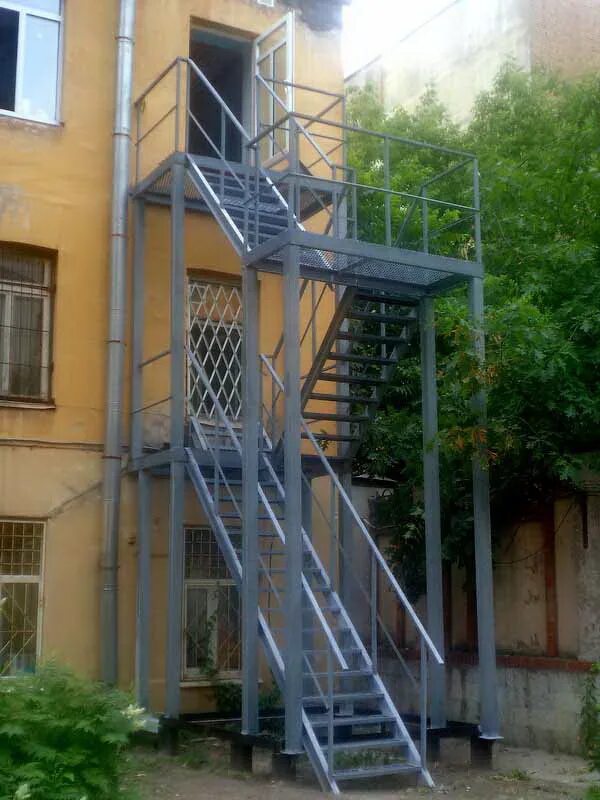 Минимальная эвакуационная лестница. Пожарная лестница п2. лестница пожарная п2 80. пожарная эвакуационная лестница наружная. лестницы наружные пожарные и эвакуационные п1.