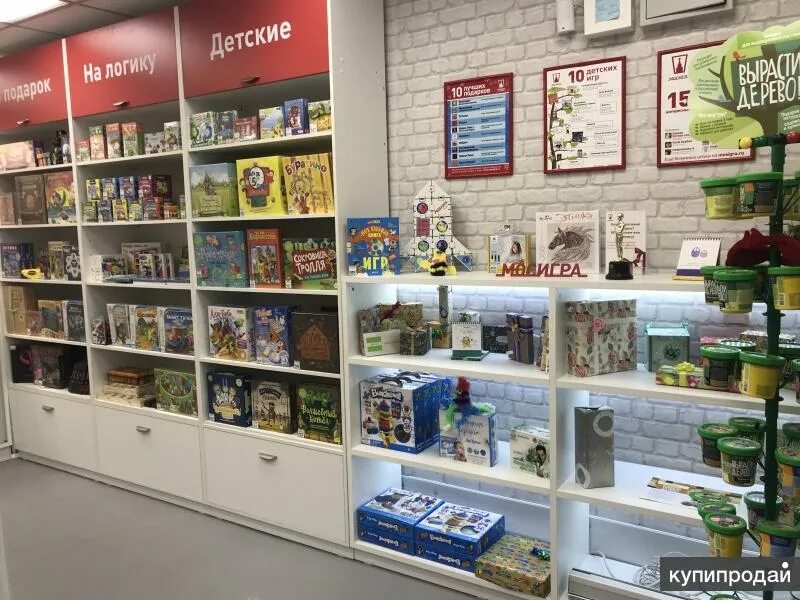 Интерьер магазина настольных игр. Интернет магазин настольных игр. Витрина магазина настольных игр. Настолки спб. Магазин настольных игр в твери фото снаружи.