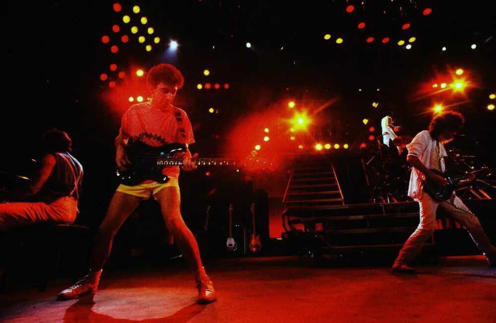 Последний концерт queen с фредди меркьюри. Брайан мэй на концерте queen 1986. Фредди меркури концерт на стадионе уэмбли 1986. Концерт queen в небуорте. Queen magic tour 1986.