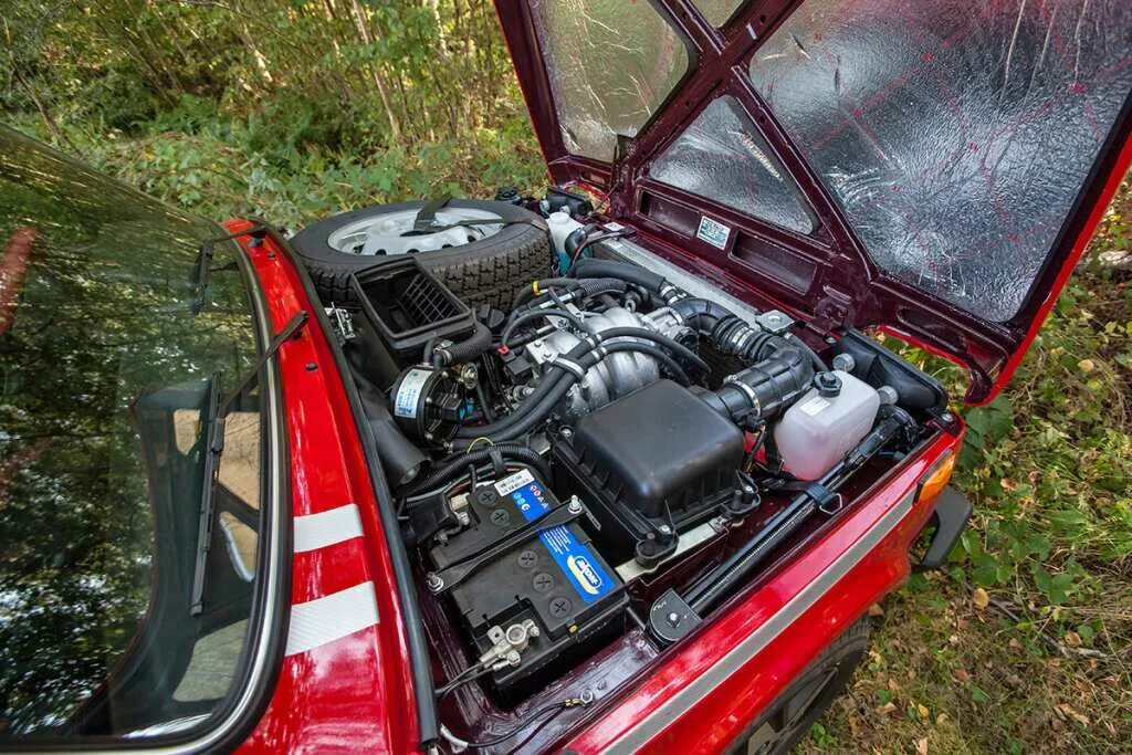 Ваз 2121 подкапотное. Подкапотное пространство нива. Подкапотка нива 2121 инжектор. Подкапотное пространство нива 21213. Подкапотка нива 2121.