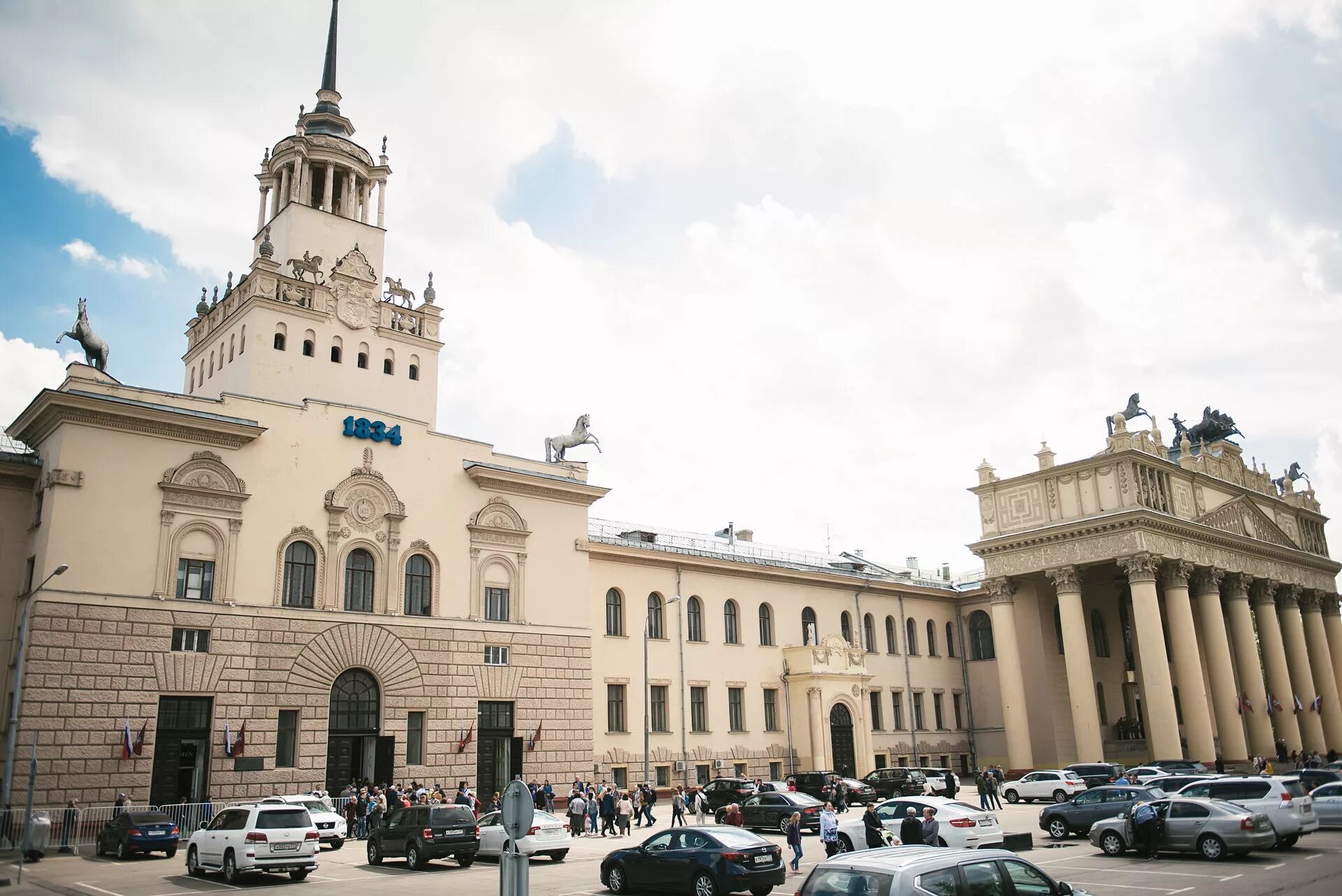 Здание ипподрома. Центральный московский ипподром, москва. московский ипподром жолтовский. московский ипподром на беговой. центральный московский ипподром здание.
