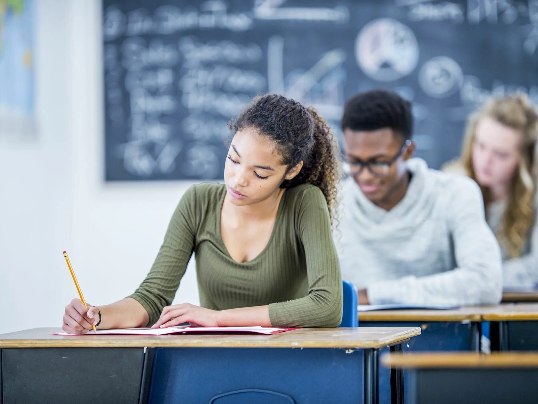 Student is try. Студенты пишут экзамен. Тестирование картинки. Страх абитуриентов. Среднестатистический интеллект студента.