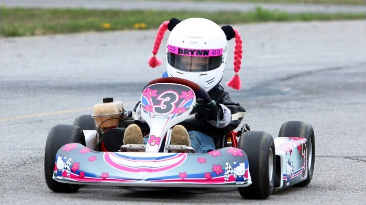 Малыш с гонок 14. Машинка go Kart 1elf. Детский картинг. Картинг для малышей. Девочка на картинге.