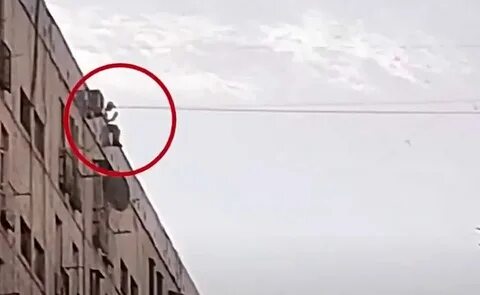 Сестра прыгает сверху