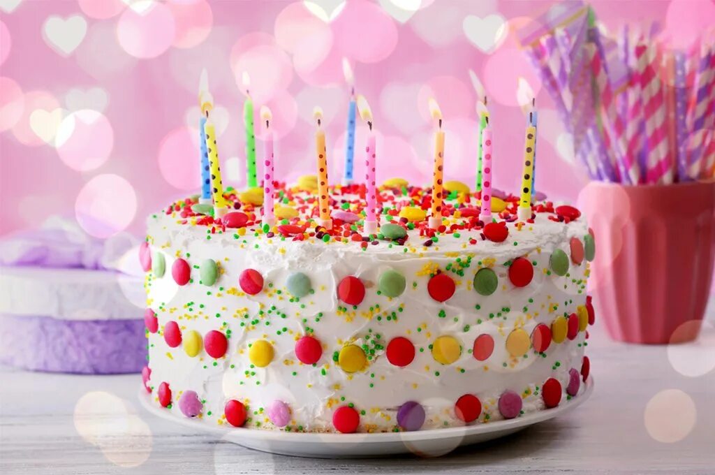 День рождения женщине в домашних условиях. Торт со свечами и шариками. С днём рождения торт со свечами и шарами. С днём рождения женщине торт со свечами и шариками. Торт бисквитный со свечками.