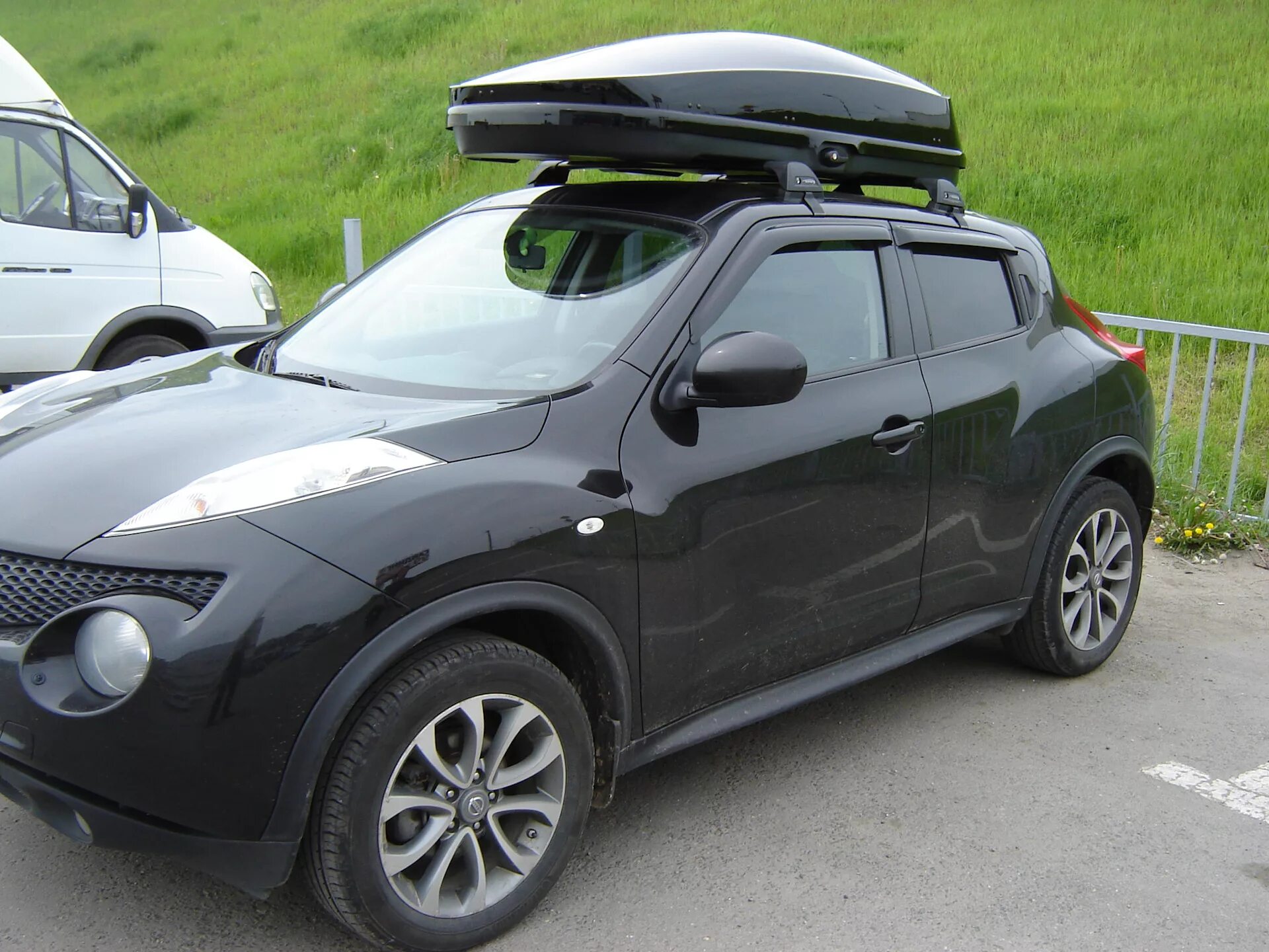 Поперечин на ниссан жук. Nissan juke багажник на крышу. Ниссан жук багажник. Багажник на крышу nissan juke оригинальный. Багажники на ниссан жук.