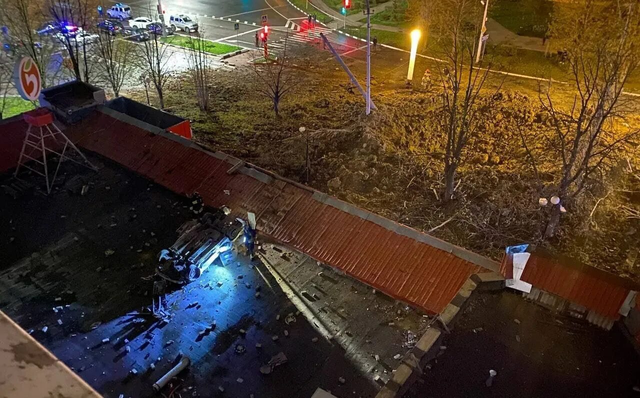 Чем бомбят белгород. Крыша пятиэтажки. Разрушение дома. Крыша ночью. Улица России.