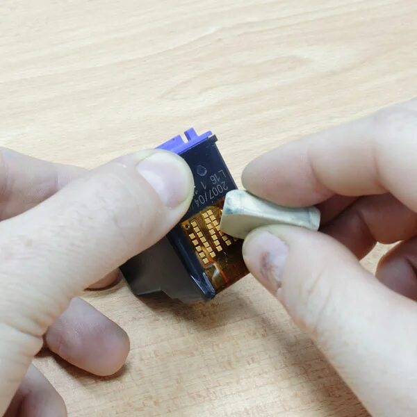 засохли сопла. заправленный картридж не печатает. что такое сопла в принтере hp. после замены чипа в картридже принтер не печатает. сопла картриджа hp.