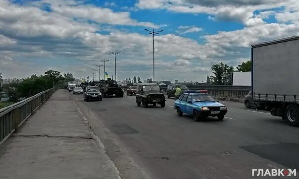 Военные останавливают машины. Военная колона га Киев. Колонна z под Киевом.