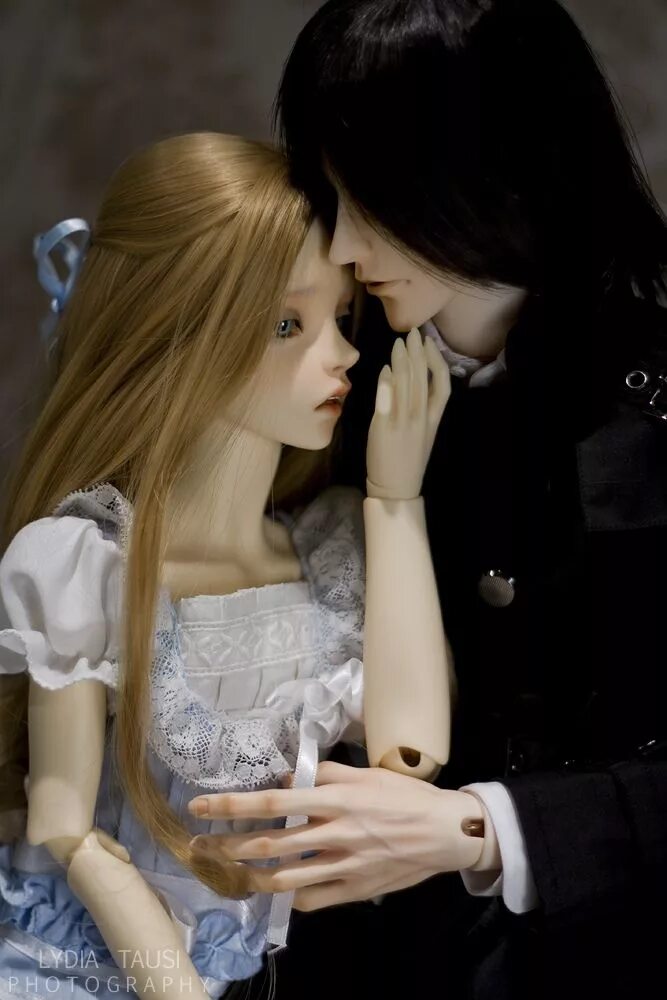 Резиновая женщина. Девушка с куклой мужчиной. Резиновая кукла для мужчин. Резиновая женщина надувная. Кукла бжд виниту.