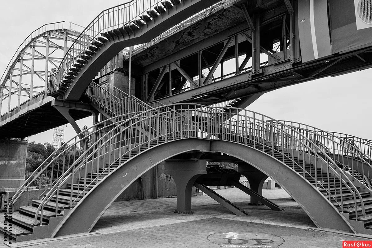 ступени у моста. перила моста. композитное перильное ограждение на мостах. лестничный сход у бермы. перила моста.