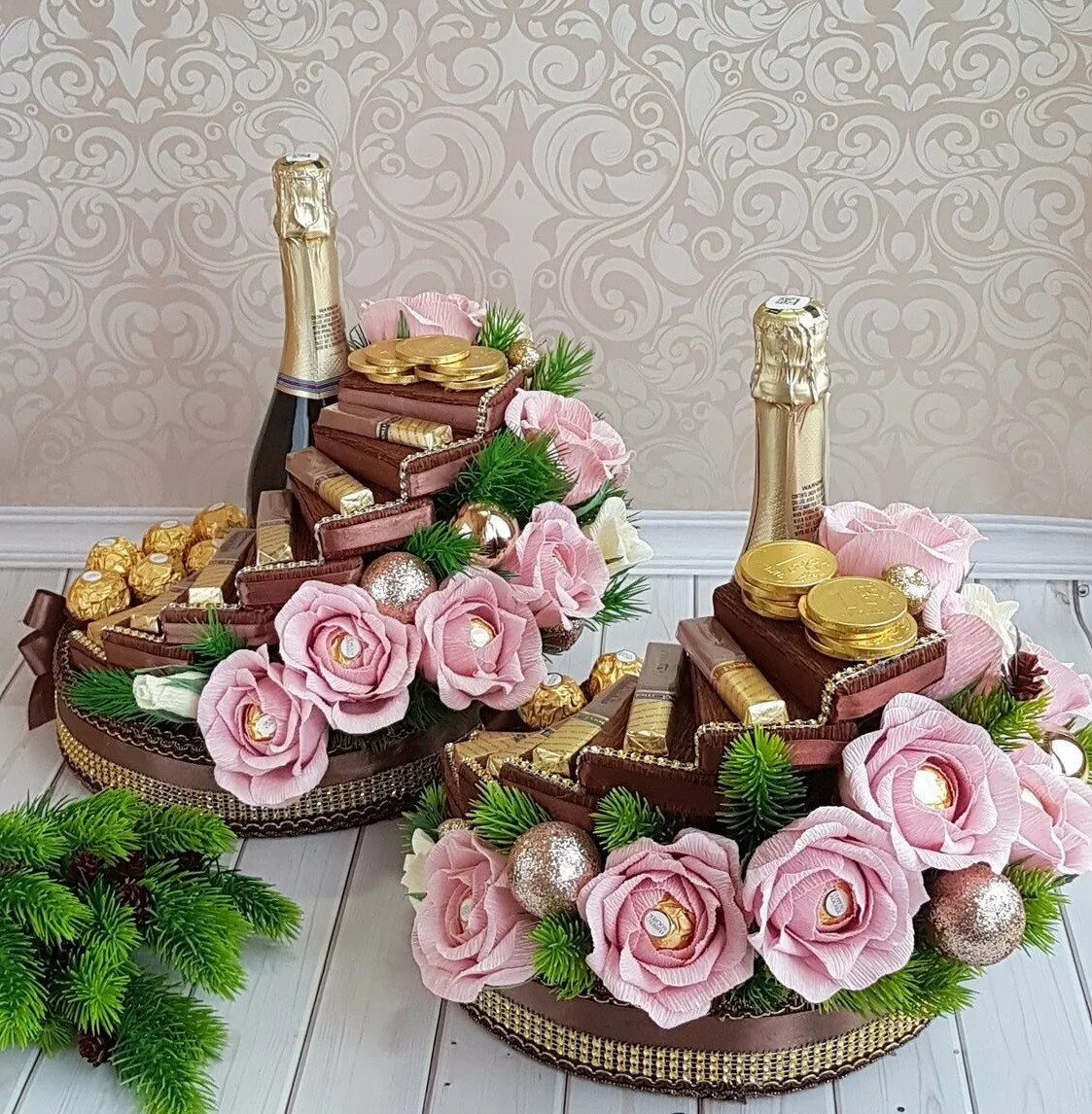 Композиция шампанским. Корзина с фруктами в подарок на новый год. Подарок из шампанского и конфет. Новогодние корзинки с фруктами. Корзинка с шампанским.