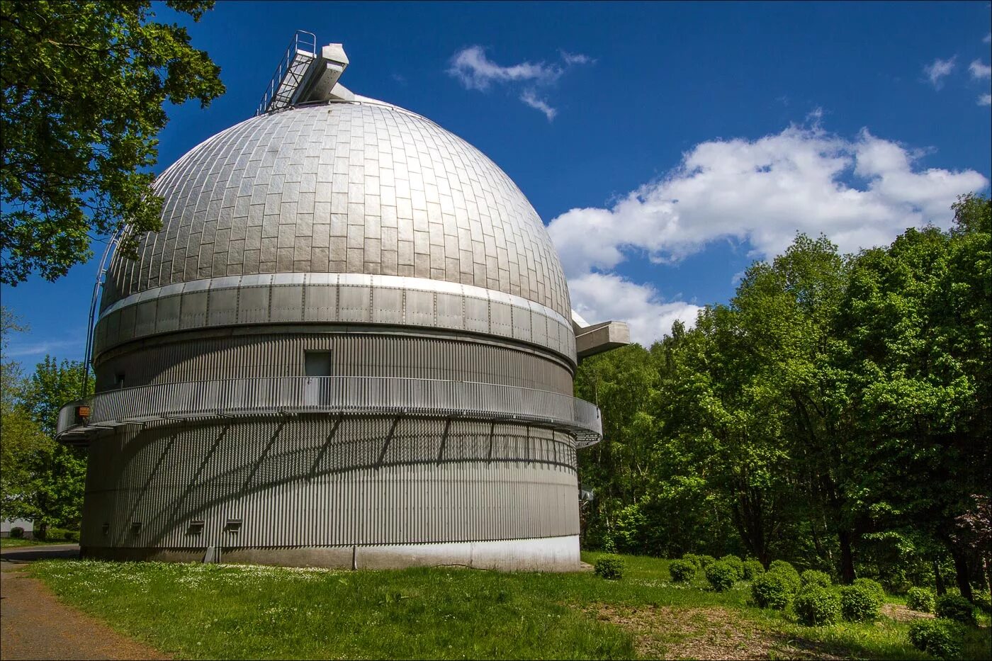 Телескоп бта архыз. Кучинская астрофизическая обсерватория. Обсерватория дель рок де лос мучачос. Обсерватория мелик шаха. Большой канарский телескоп (gtc).