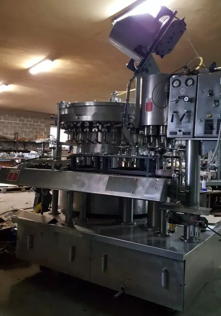 Линия розлива и выдува. Укупорочная машина ltx-80. Автомат розлива. Линия розлива напитков в стекло. Розлив бу.