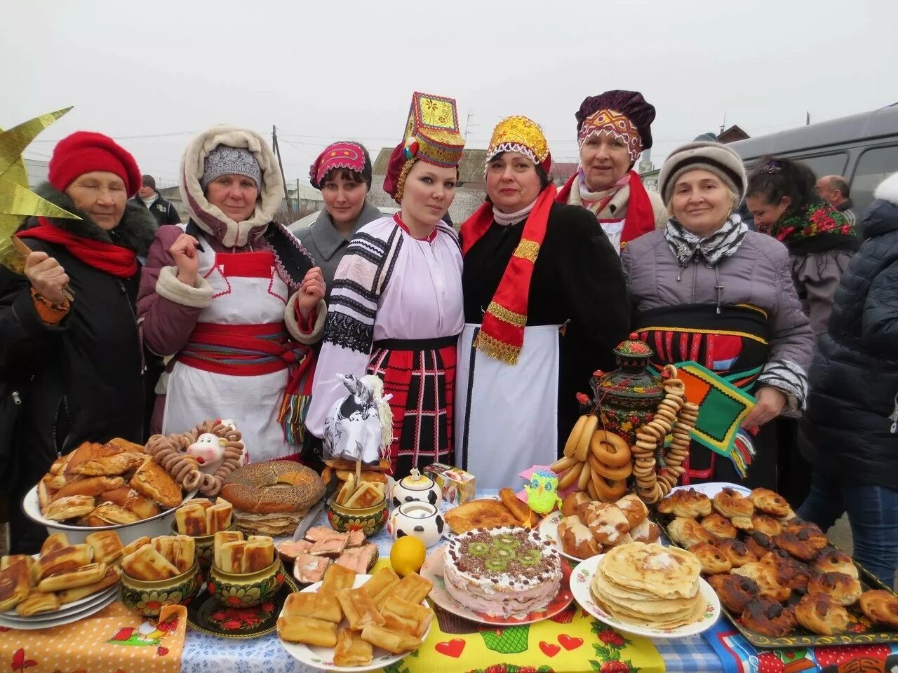 Едят ли на масленицу мясо. Стол на Масленицу. Праздничный стол на Масленицу. Традиционные блюда на Масленицу. Традиционные угощения на Масленицу.