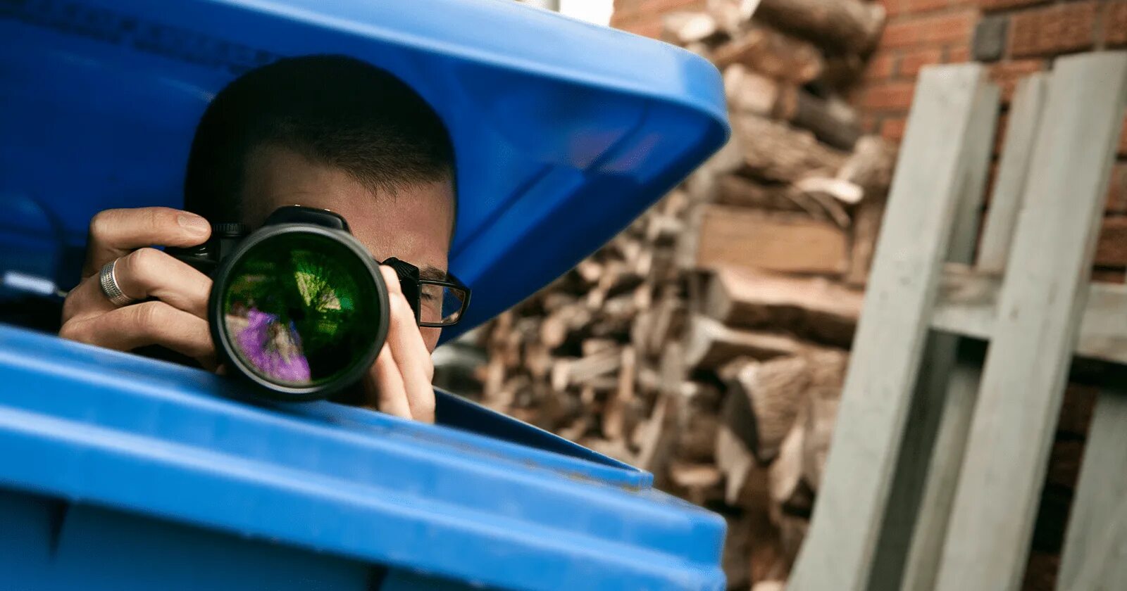 Spying. Фотограф шпион. Заглядывает в камеру. Шпион подглядывает. Фотографы шпионят.