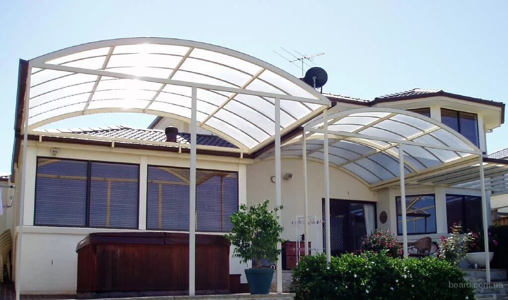 Навесы бел. Навес для автомобиля прозрачный. Крыша навеса из поликарбоната. Навес пергола. Поликарбонатный навес.