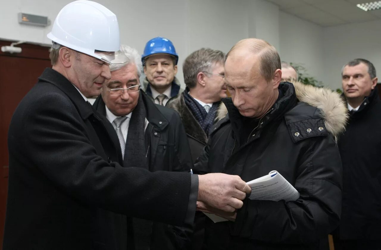 Директор нефтеперерабатывающего завода. Сомов киришинефтеоргсинтез директор. завод кинеф кириши.