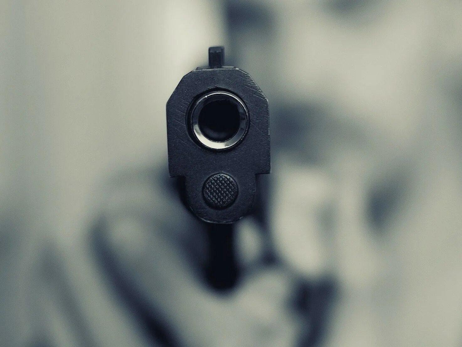 Дуло по английски. Дуло пистолета. дуло револьвера. направленное дуло пистолета.