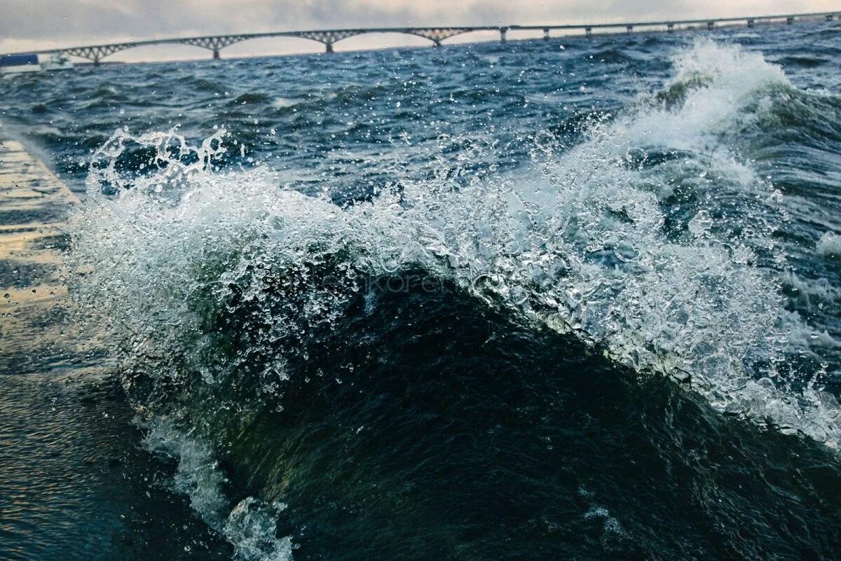Ветер поднимал волны. Шторм на реке Волга. Волга шторм на Волге. Река Волга Саратов. Шторм в Саратове.