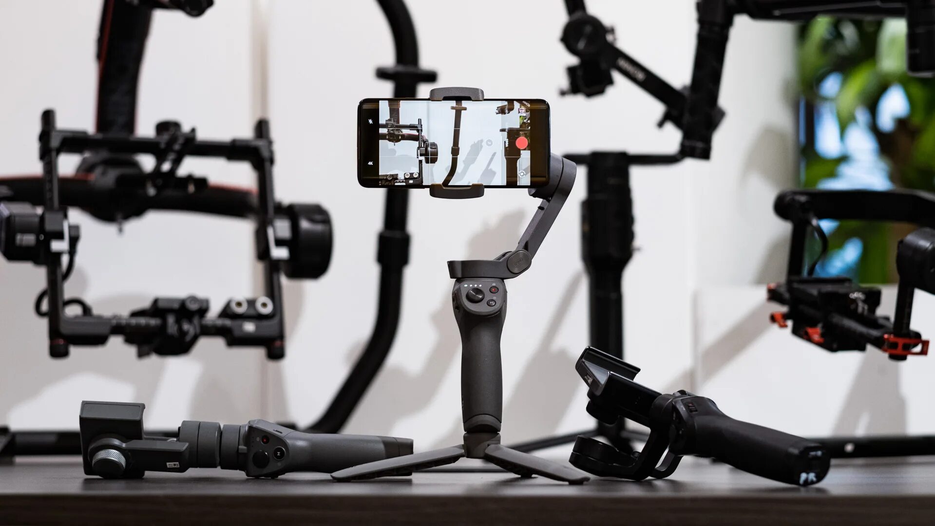 Приложение для стабилизатора dji. DJI rs3 Mini Gimbal. Gimbal Stabilizer q09. Gimbal Stabilizer r15. DJI Action 2 Gimbal.