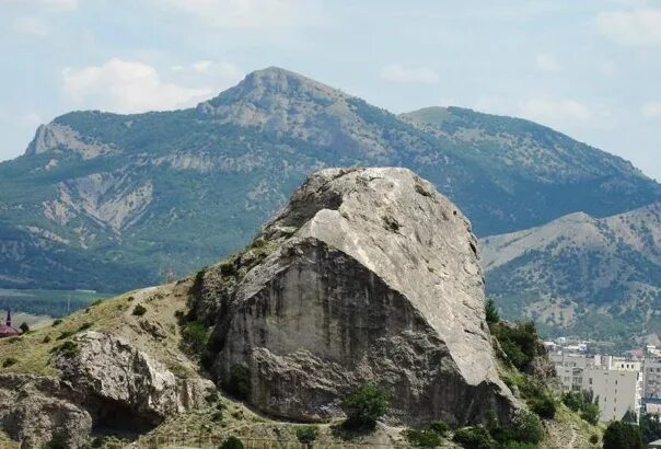 Скала сахарная голова в Судаке. Гора сахарная Судак. Гора сахарная голова Крым. Гора сахарная головка Судак. Скала в крыму голова