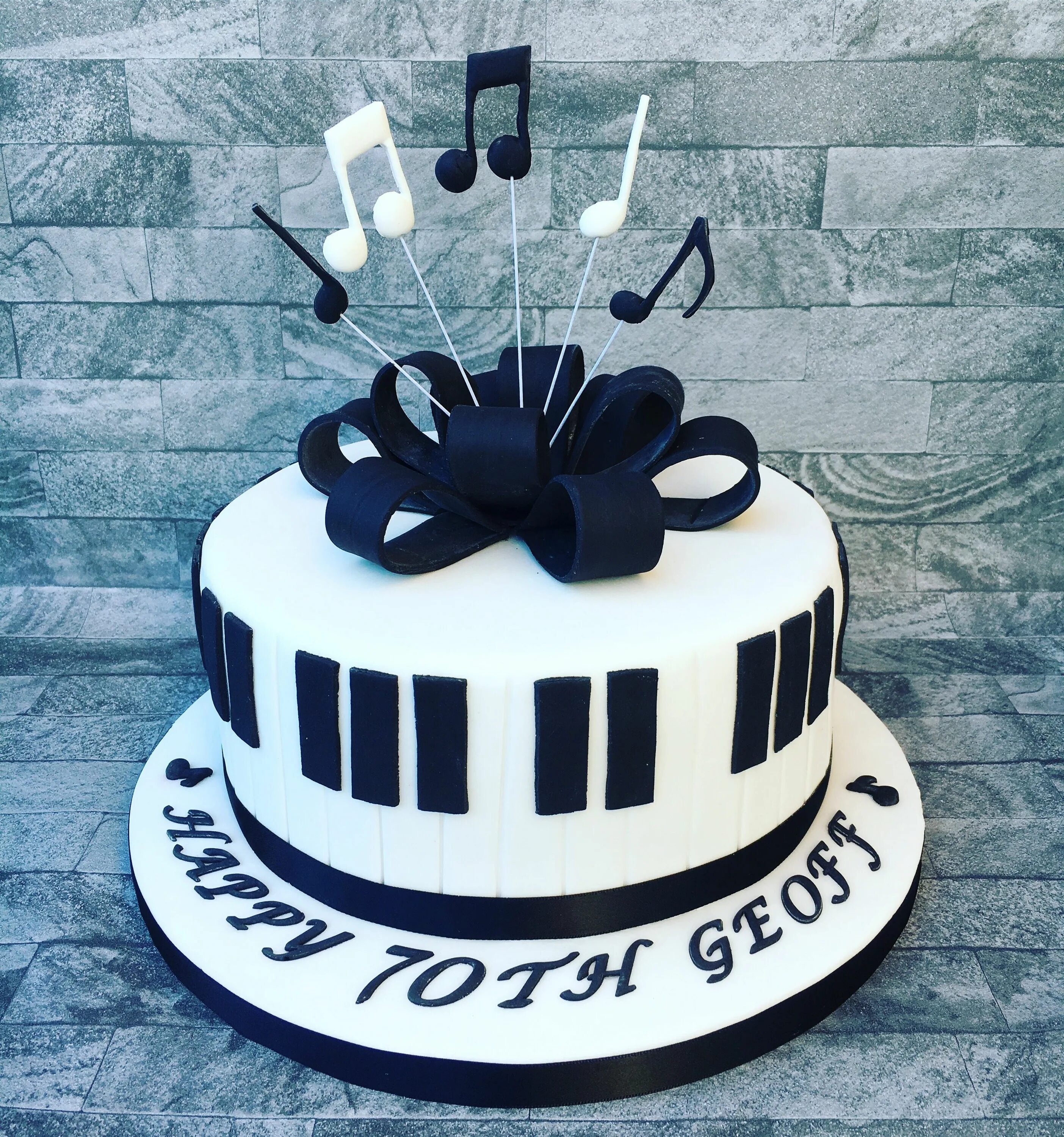 торт тамада. тортик для певицы. торт с днем рождения для журналиста. торт для музыканта. торт с микрофоном.