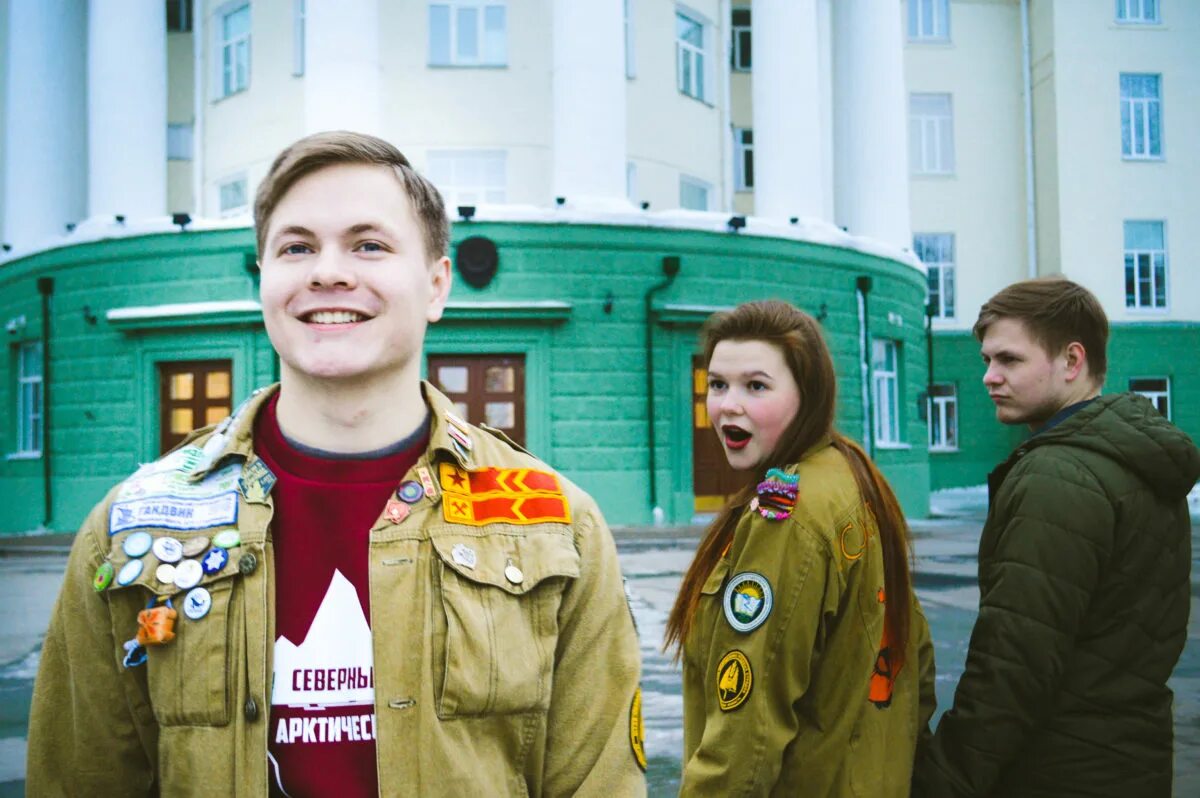 молодежные отряды. молодежно студенческие отряды. день российских студенческих отрядов. рсо стройотряды. целинка стройотряда.