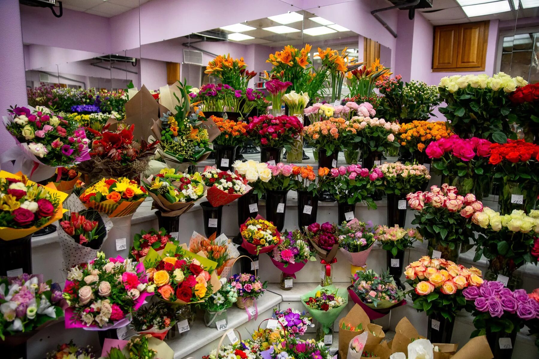 Видео цветочных магазинов. Цветочный магазин. Цветочный салон. Цветочный прилавок. Прилавок цветочного магазина.