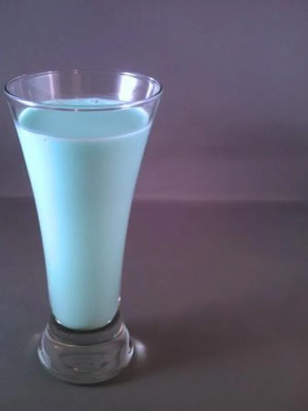 Почему молоко голубое. Синее молоко Звездные войны. Голубое молоко. Молоко с голубым оттенком. Голубоватое молоко.