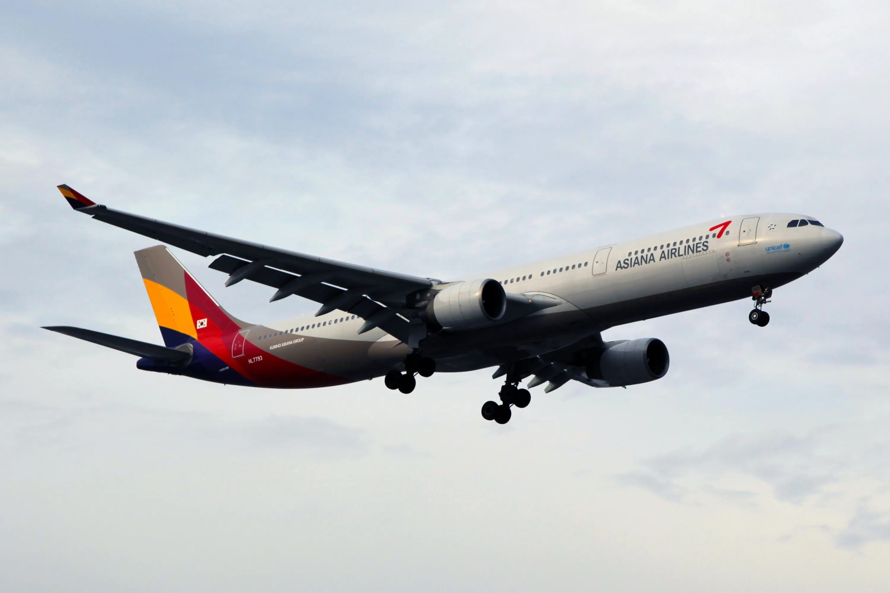 Авиабилеты аэрофлот бангкок. Airbus a330-323. Airbus a330-300 Asiana Airlines. Аэробус 330 Asiana. Asiana Airlines a330.