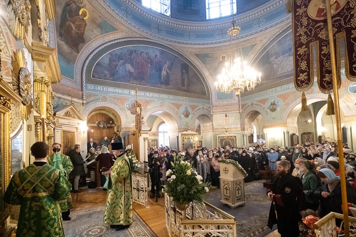 Мощи Ксении Петербургской в Санкт-Петербурге. Храм на Крестовском Петербург 6 октября литургия. Мощи Ксении Петербургской горизонтальная.