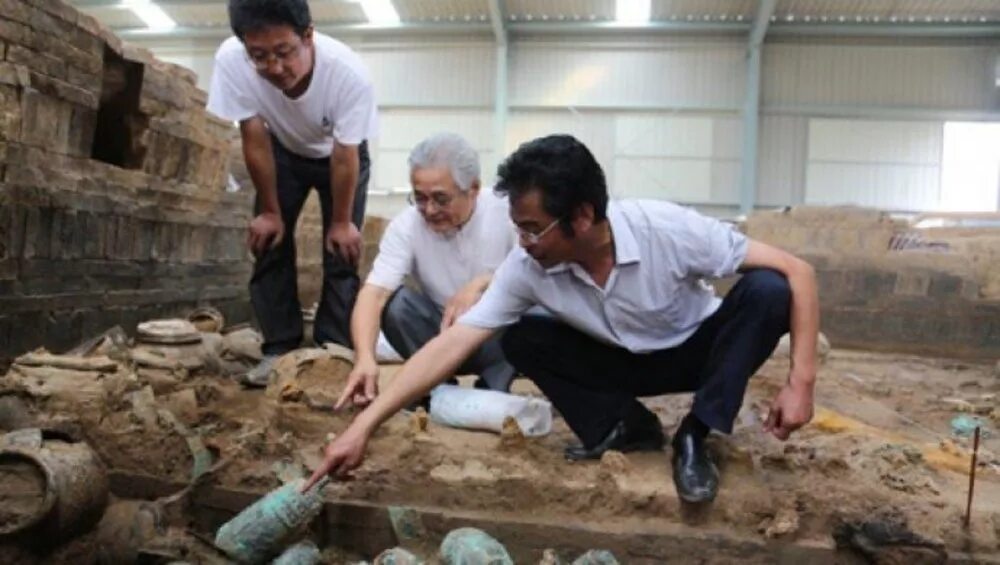 терракотовая армия 1974. раскопки в древнем китае. раскопки захоронения в китае. гробницы династии хань. китайские археологи.