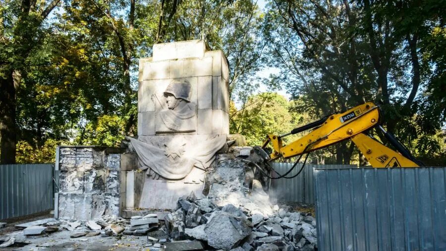 Маршал конев памятник демонтаж прага. Сносим памятники. В польше сносят памятники советским воинам. Памятник коневу в праге демонтировали. Сносим памятники.
