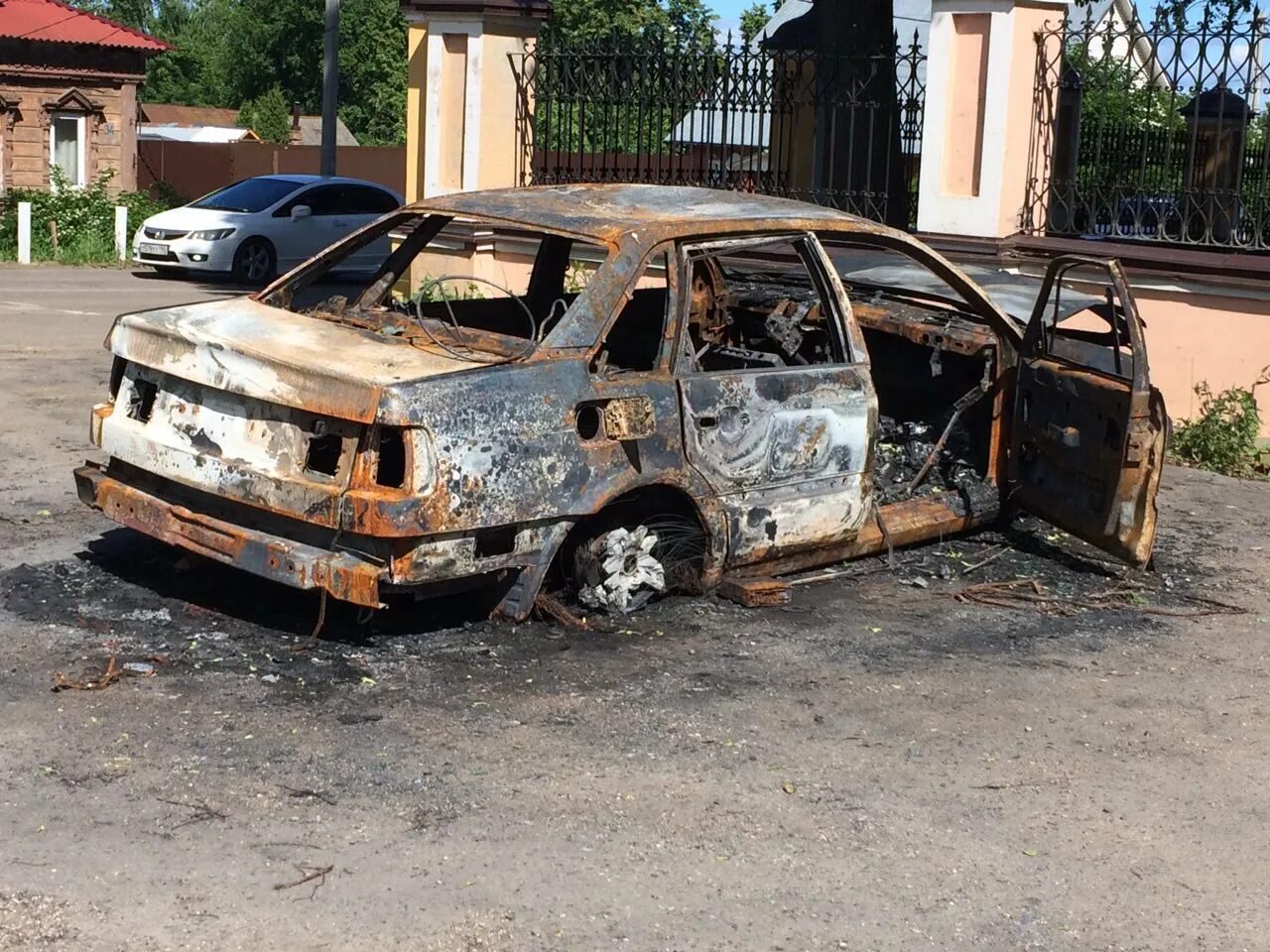 Где сгорели машины. Автомобиль после пожара. Сгорел машина фотографий.