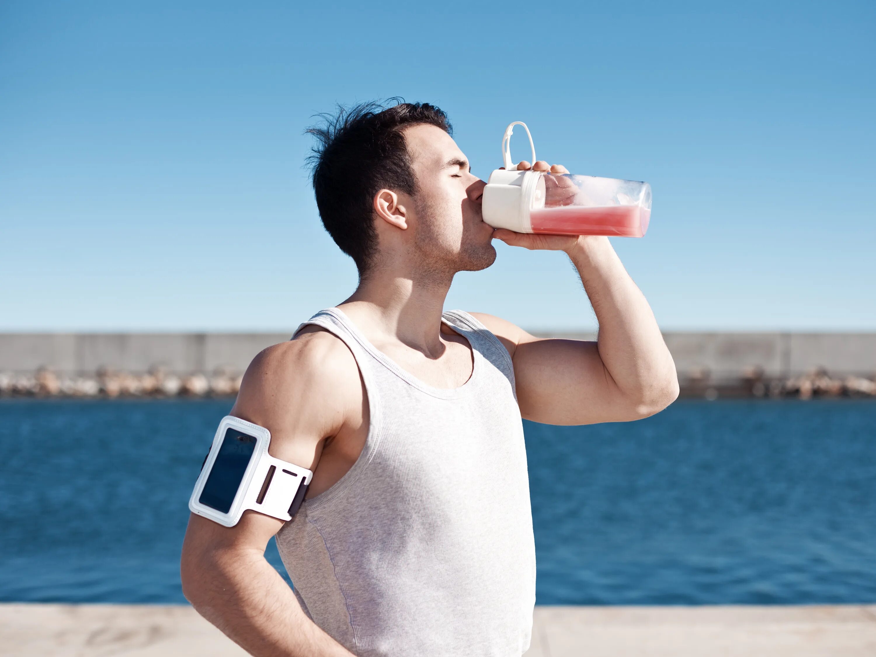 Парень пьет коктейль. Жажда воды. Питье беременных. Люди которые пьют воду. Мужчина пьющий коктейль.