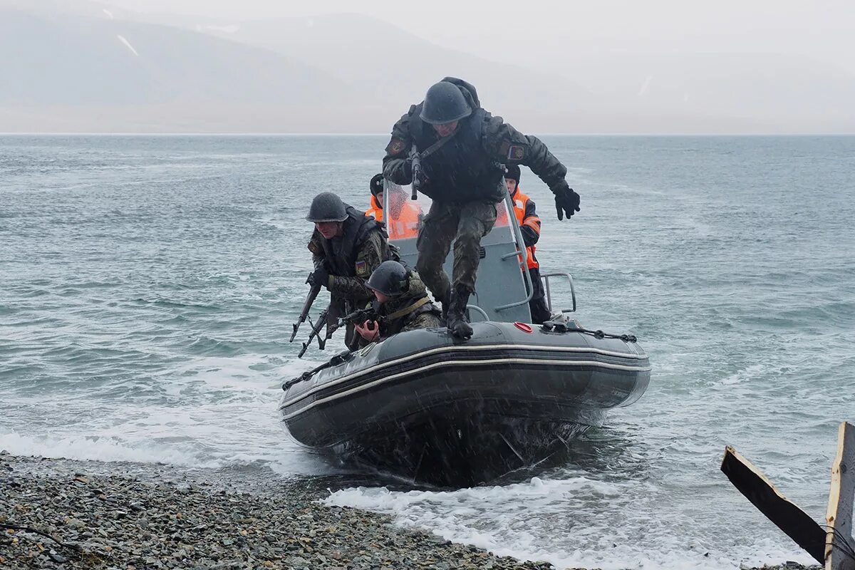 Высадка море. Морской десант на лодку. Высадка морской пехоты. Высадка морской пехоты России. Катер для десанта.