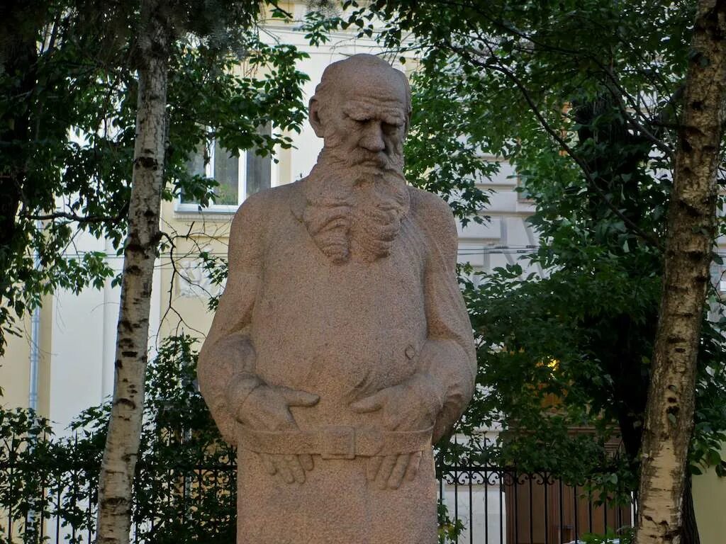 Толстой статуя
